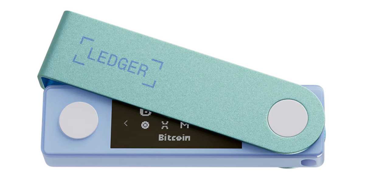 Ledger ist eine Hardware-Wallet mit den Maßen eines großen USBSticks, die sich hervorragend als Cold Wallet eignet.