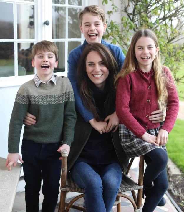 The apparently Photoshopped image of Princess Kate and her children.